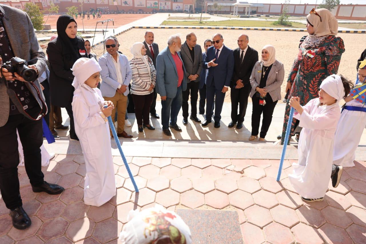 كدوانى يشاهد عرض فنى