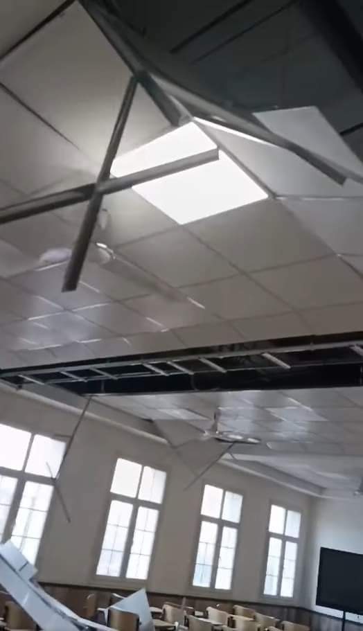 إصابة طالبه اثر انهيار سقف ديكور قاعة محاضرات طب اسنان الاسكندريه