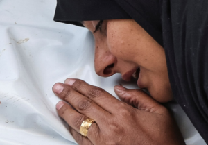 وداع حزين للصحفيين الخمسة الذين اغتالتهم قوات الاحتلال بقصف سيارة للبث كانوا على متنها_اليوم
