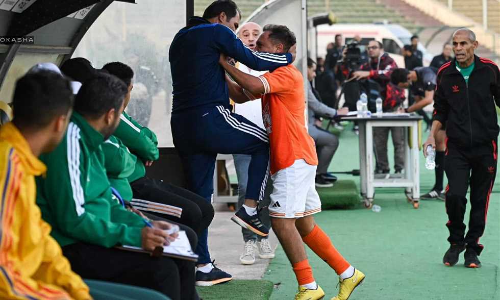 أحمد شاهين لاعب المنصورة يعتدي على علاء نوح