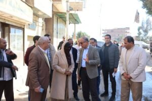 المحافظ يستمع لشرح المسئولين