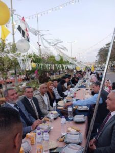 الضيوف علي مائدة الافطار