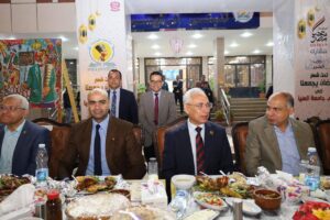 رئيس الجامعة ومرافقوه في الافطار