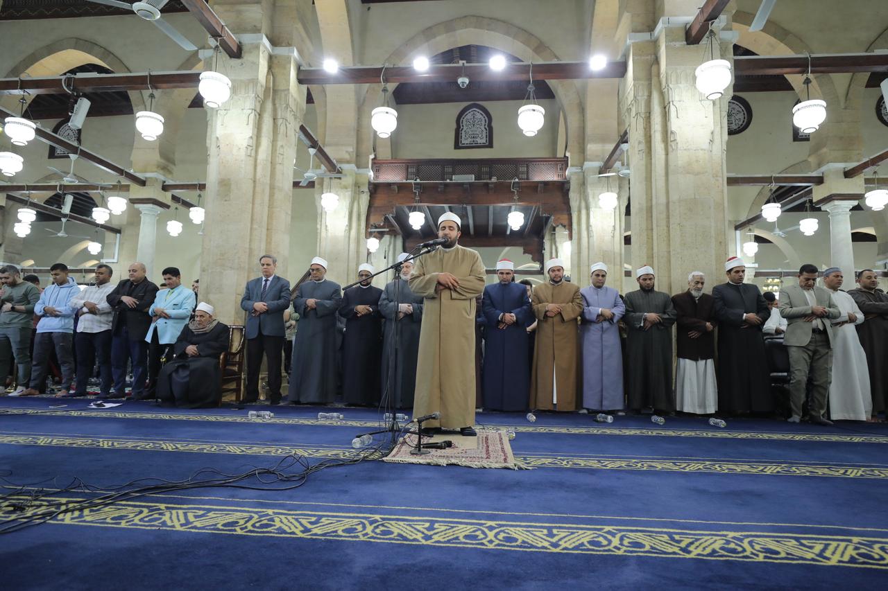 الجامع الأزهر يؤدى صلاة التراويح