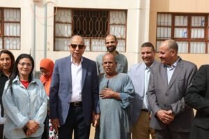 المحافظ داخل احدى لمدارس