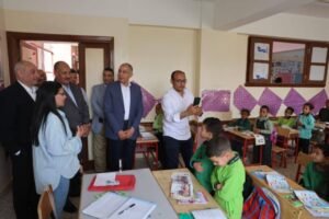 المحافظ داخل احد الفصول