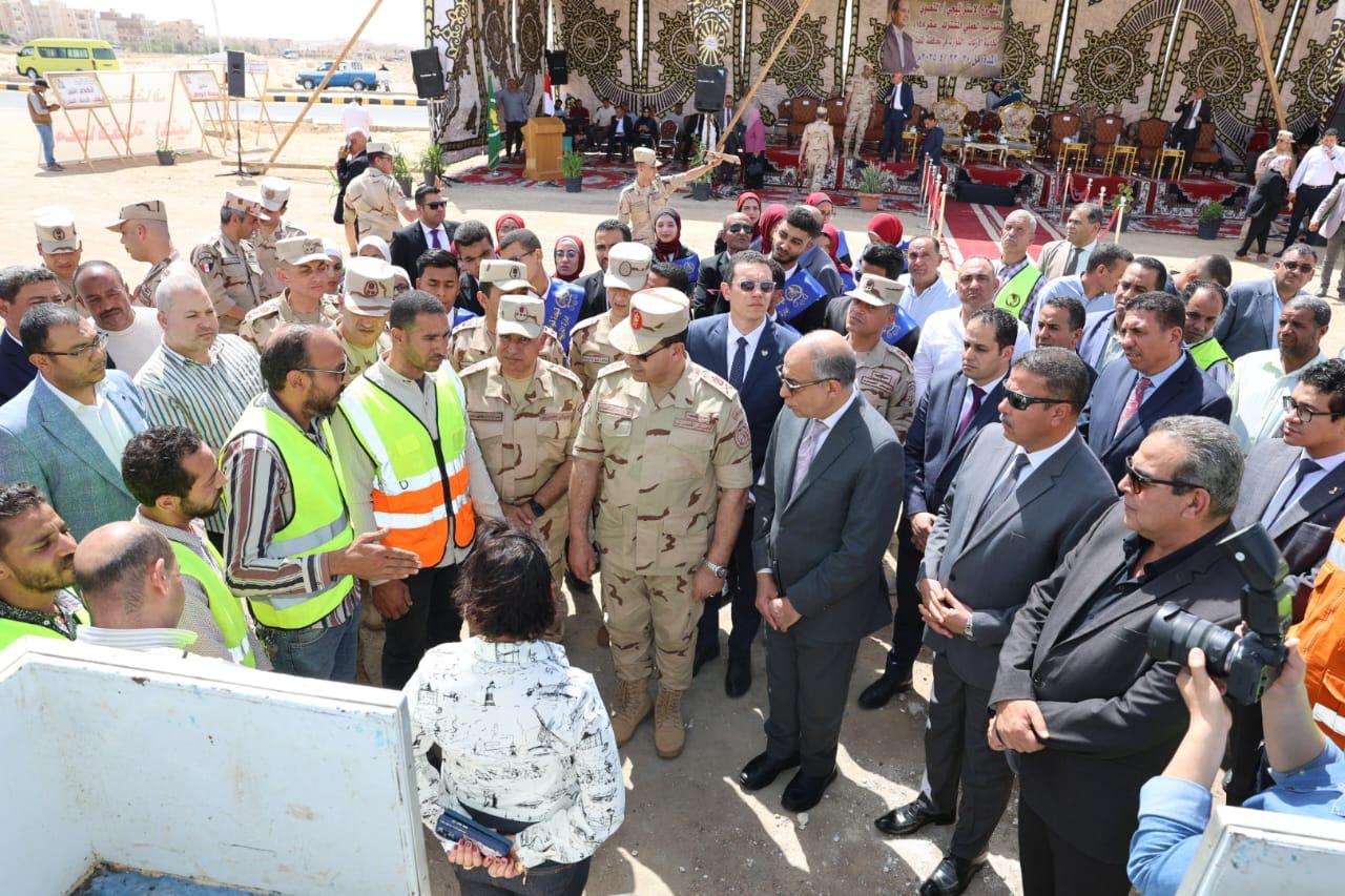 المحافظ يتفقد طابور الاصطفاف