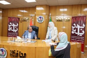 المحافظ يستمع لمديرة خدمة المواطنين