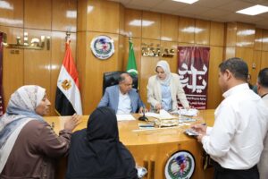 المحافظ يستمع لشكوى احد السيدات