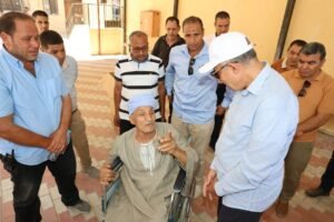 حوار بين المحافظ وعجوز بسمالوط