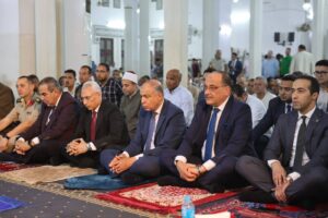 الحافظ ومرافقيه في مسجد صلاح الدين