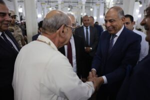 محافظ المنيا يصافح نواب البرلمان