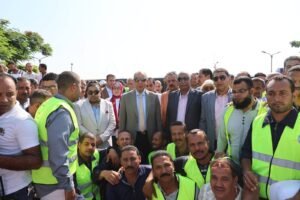 المحافظ مع فريق غمل الصحة