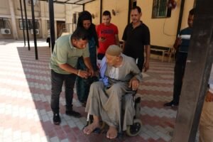 العجو يتسلم الهديه من المحافظ