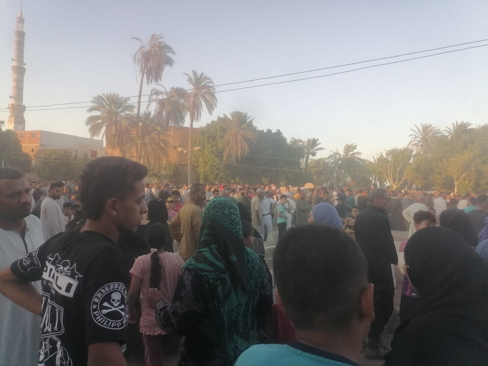 سيدات القرية تشاركن الجنازة