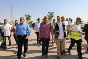 المحافظ داخل مصنع السكر