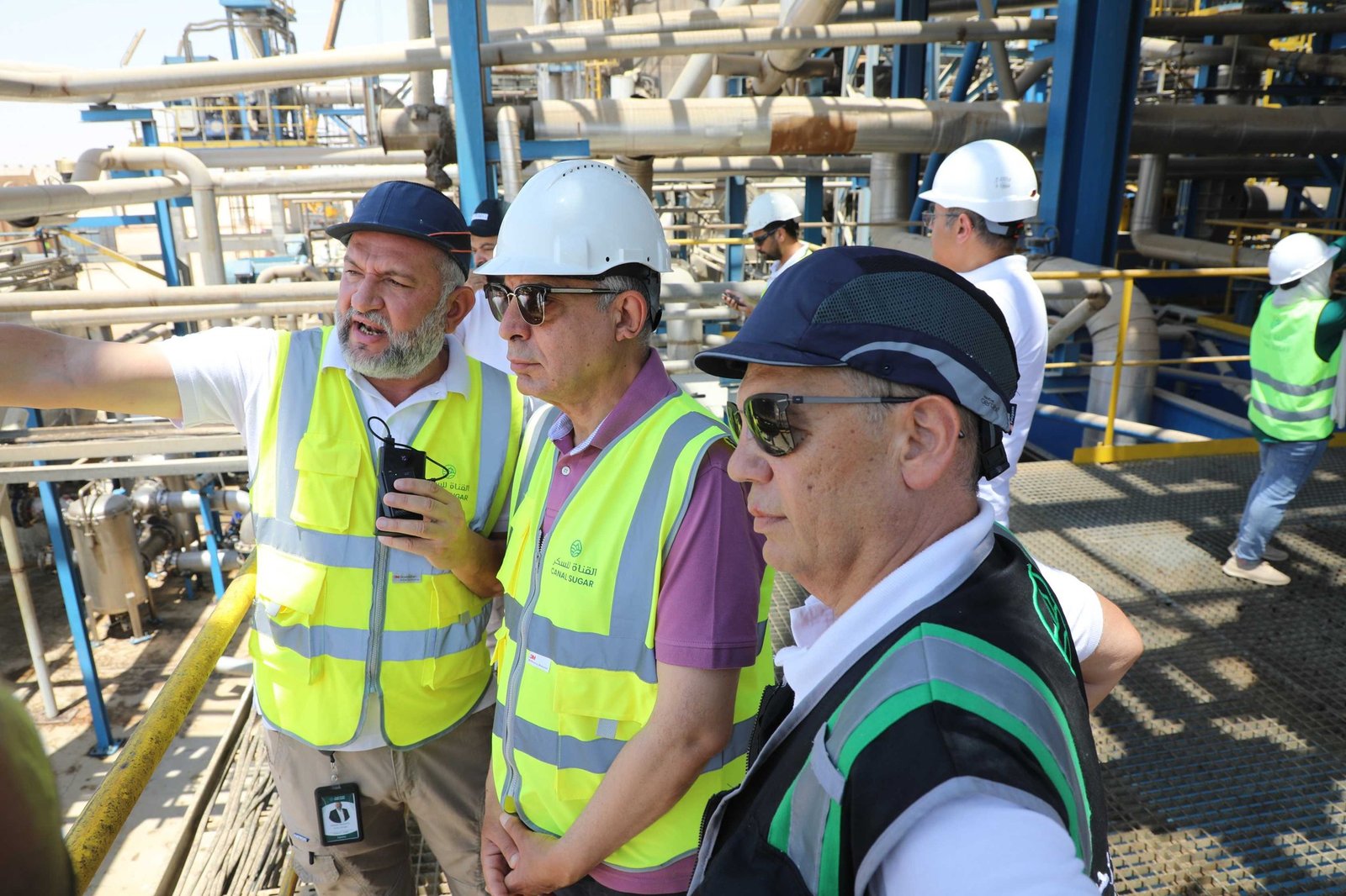 جولة المحافظ داخل المصنع