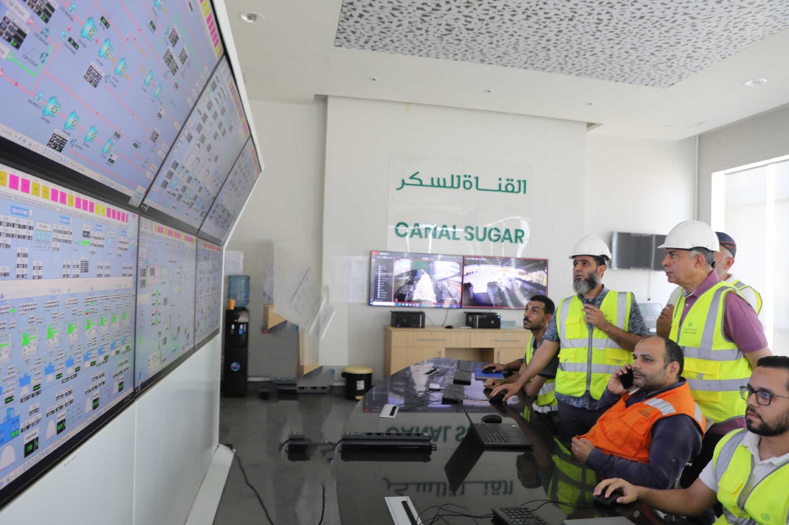 المحافظ يستنع لشرح من العاملين بالمصنع