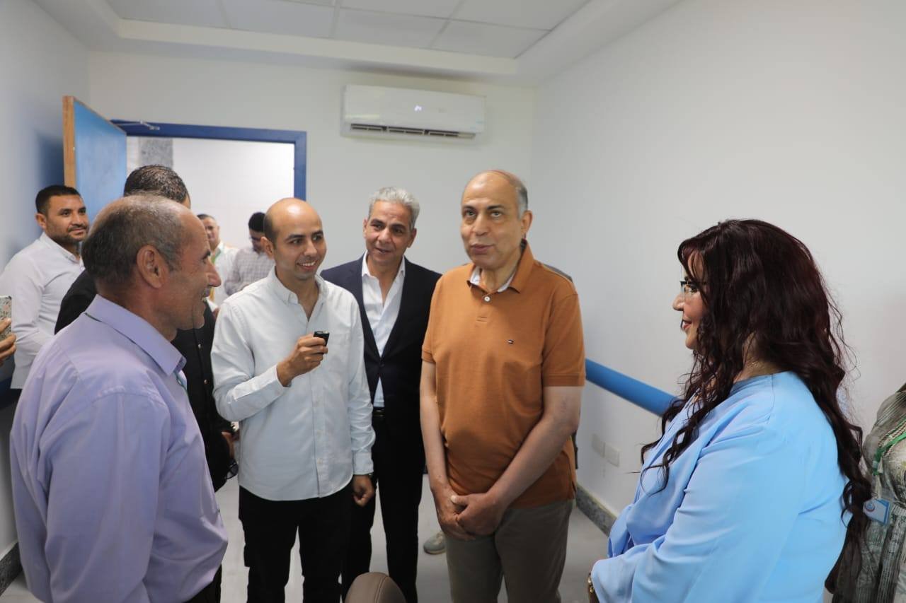 المحافظ يستع لشرح احد الاطباء