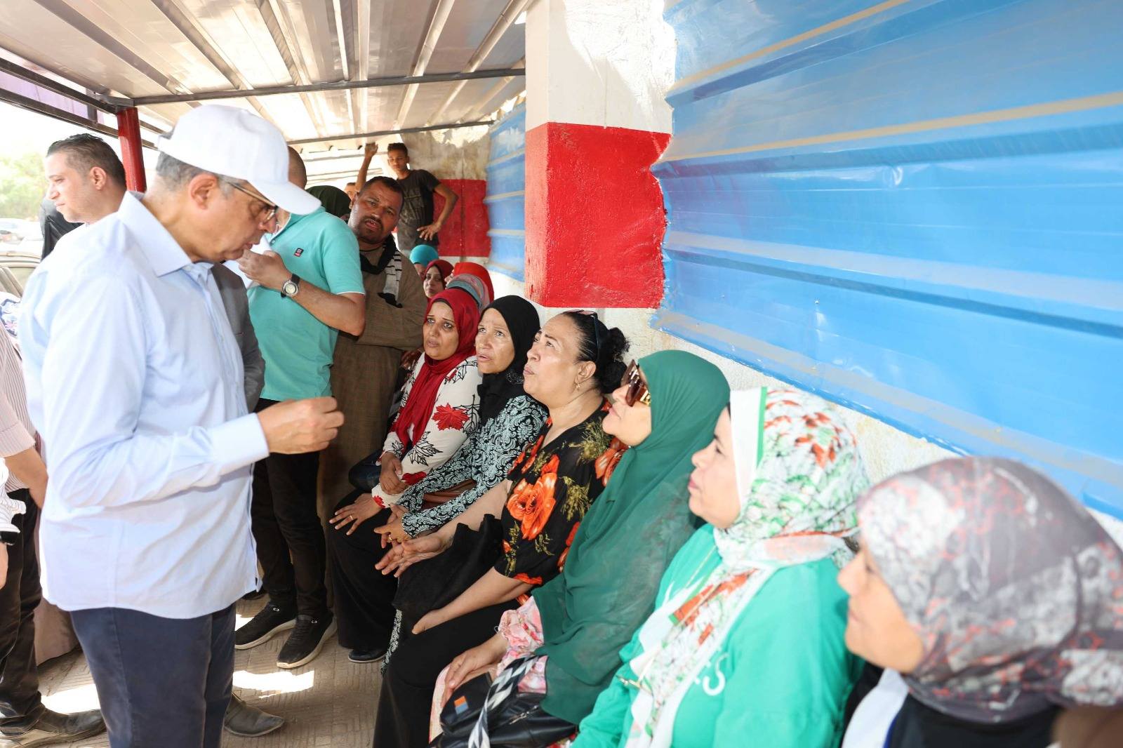 المحافظ يستمع لطلبات المرضي
