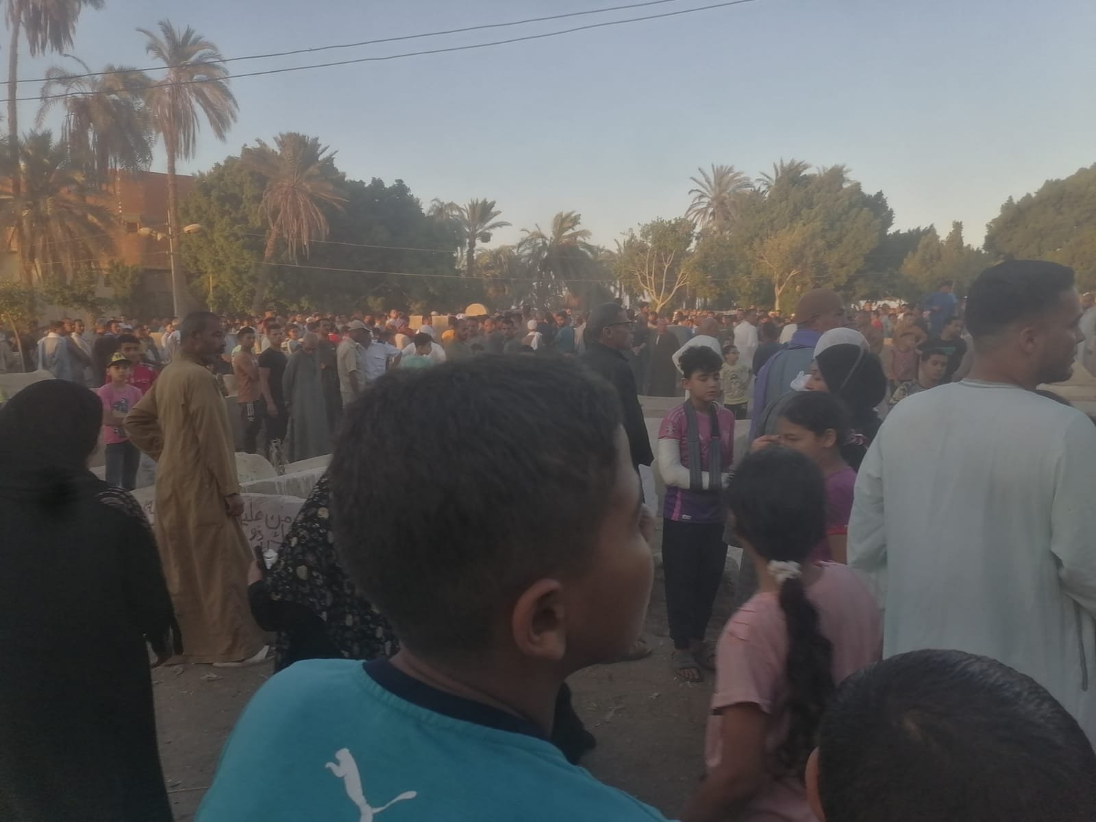 المئات يشيعون اطفال زهرة