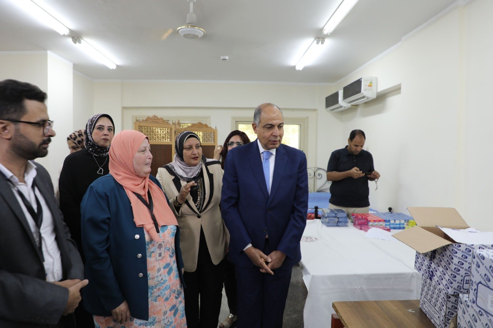 المحافظ يتفقد معرض المركز