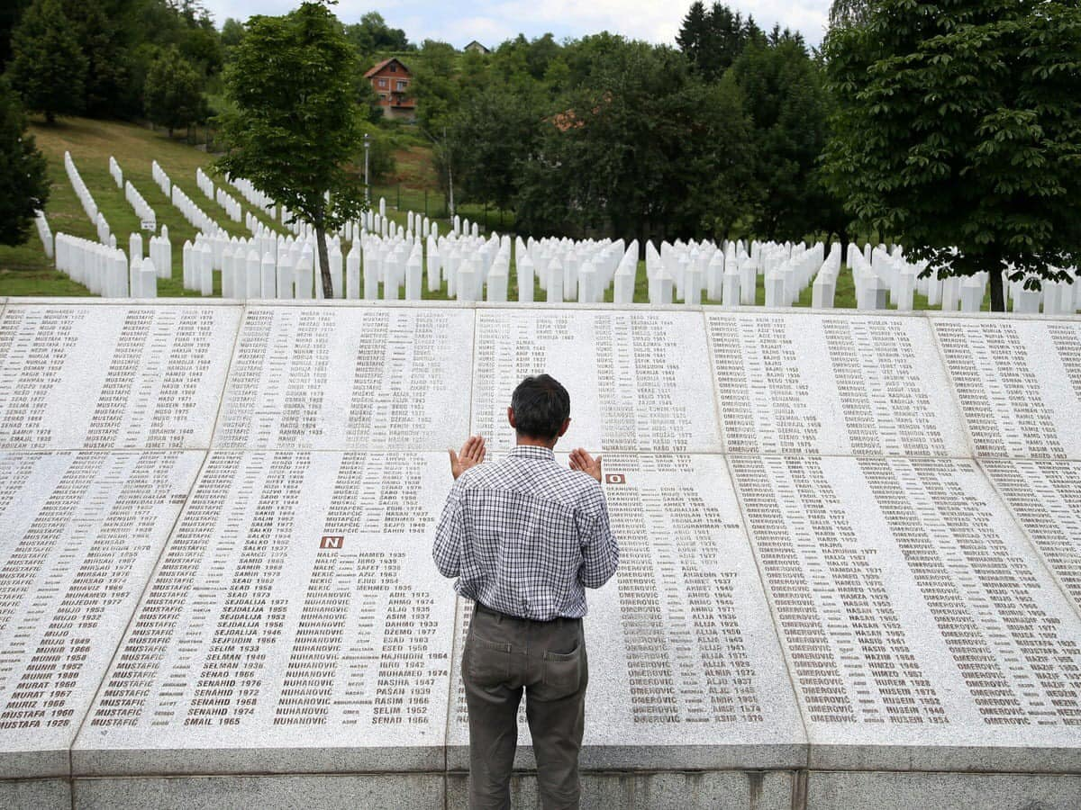  11 يوليو 2023: سربرنيتسا 28 شيِّع مسلمو البوسنة رفات 30 من الضحايا 