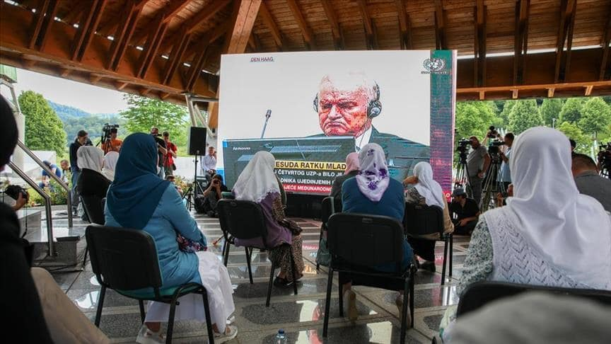 أسر الضحايا وهم يشاهدون جلسة تأكيد الحكم بالمؤبد على الجنرال العسكري راتكو ملاديتش "جزار البوسنة" 