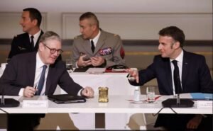 الرئيس الفرنسي إيمانويل ماكرون ورئيس وزراء بريطانيا كير ستارمر في لندن / يوليو 2025