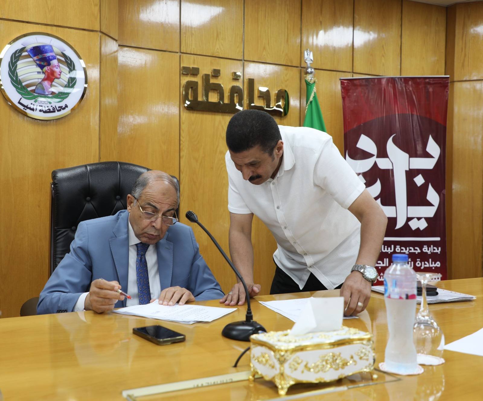 المحافظ مع احد النواب