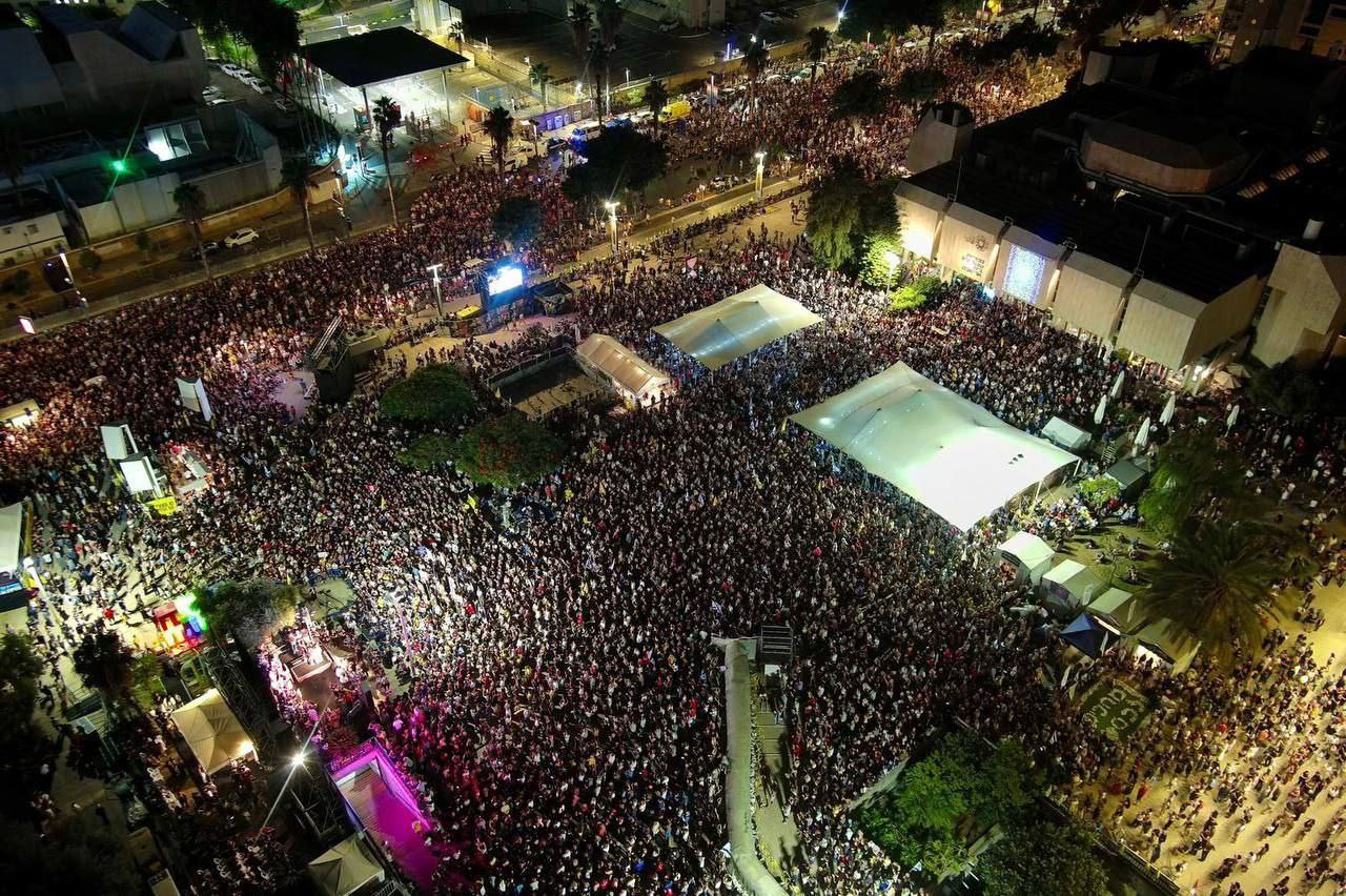 عشرات الآلاف يخرجون في "تل أبيب" ضد نتنياهو