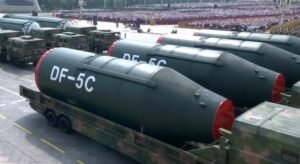 إحدى مراحل صاروخ دونغ فينغ 5 سي الصيني المكون من مرحلتين إضافة إلى الرأس الحربي