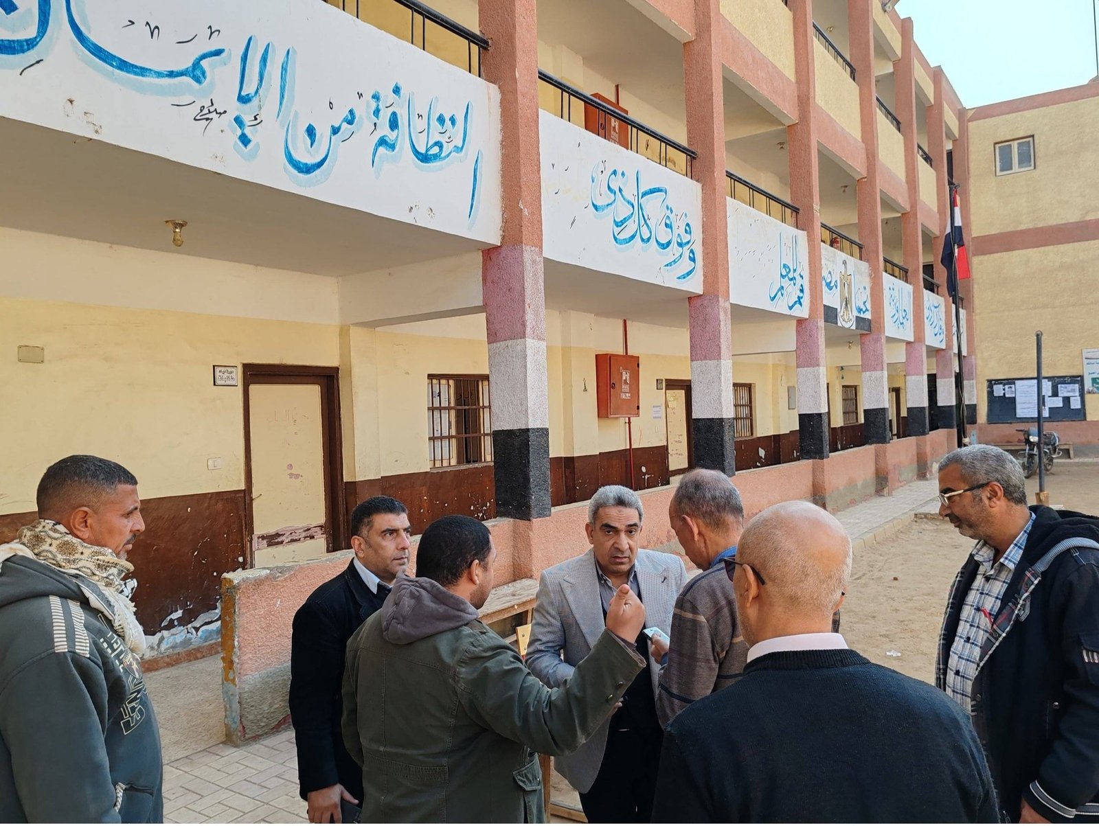 اللجنة تعاين المدرسة قبل تنفيذ الازاله