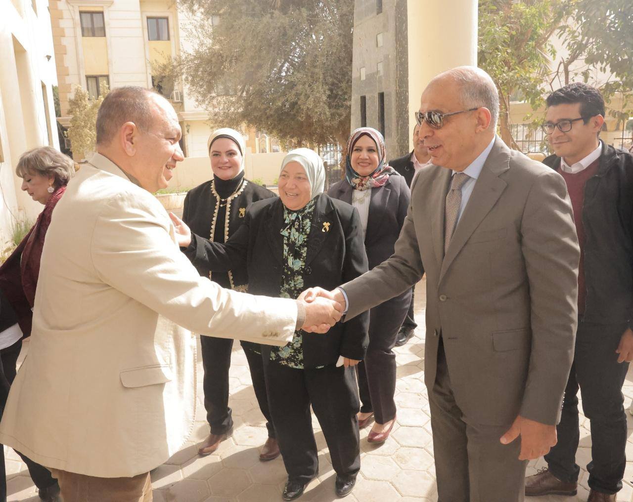 المحافظ يصافخ اعضاء المجلس 