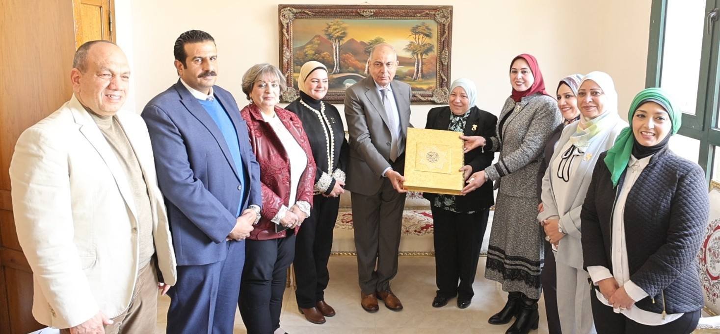 قومى المراة يكرم المحافظ 