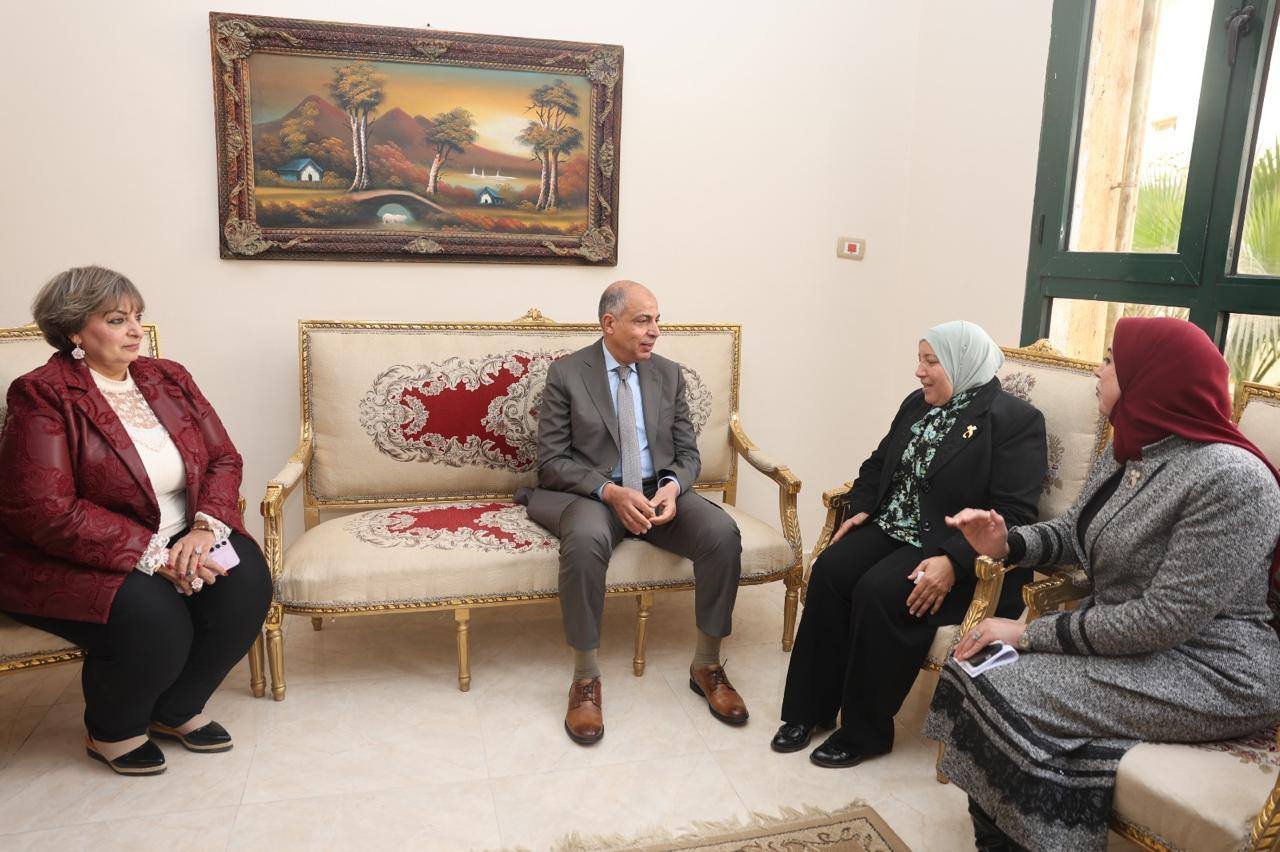 المحافظ يتراس اجتماع تنسيقيه المراة