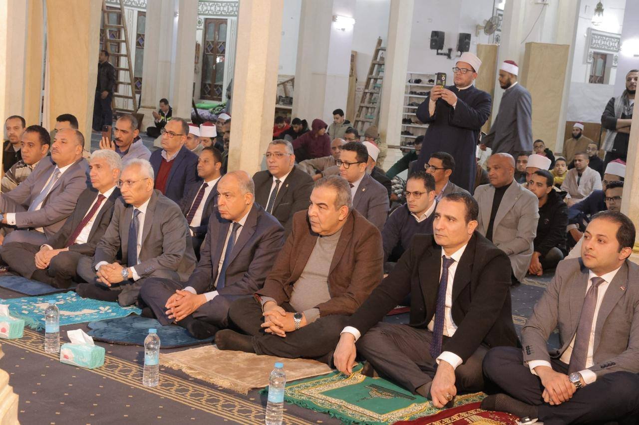 المحافظ ومرافقوه يشهدون الاحتفال 