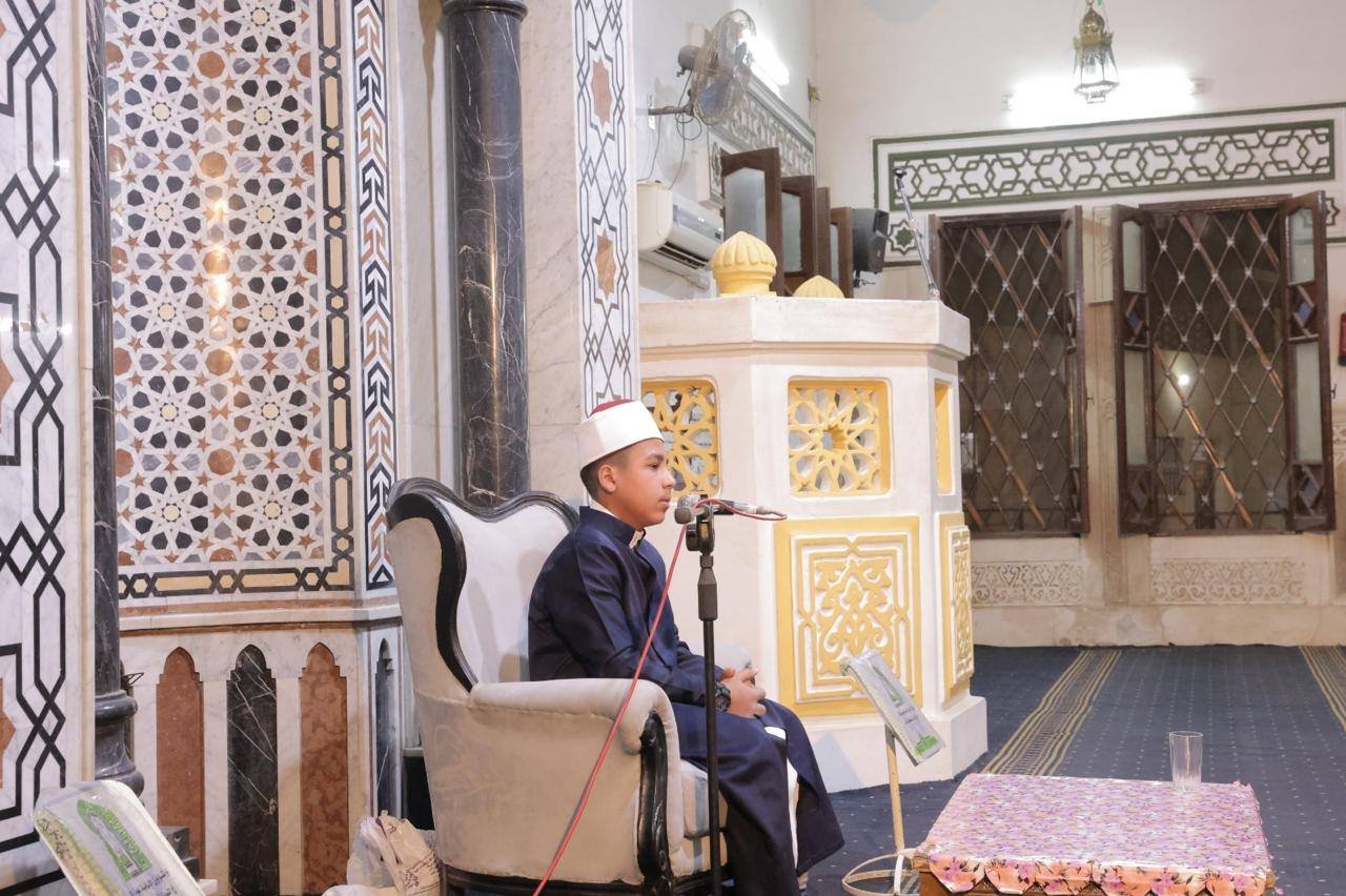 طفل يتلو القران في الاحتفال 
