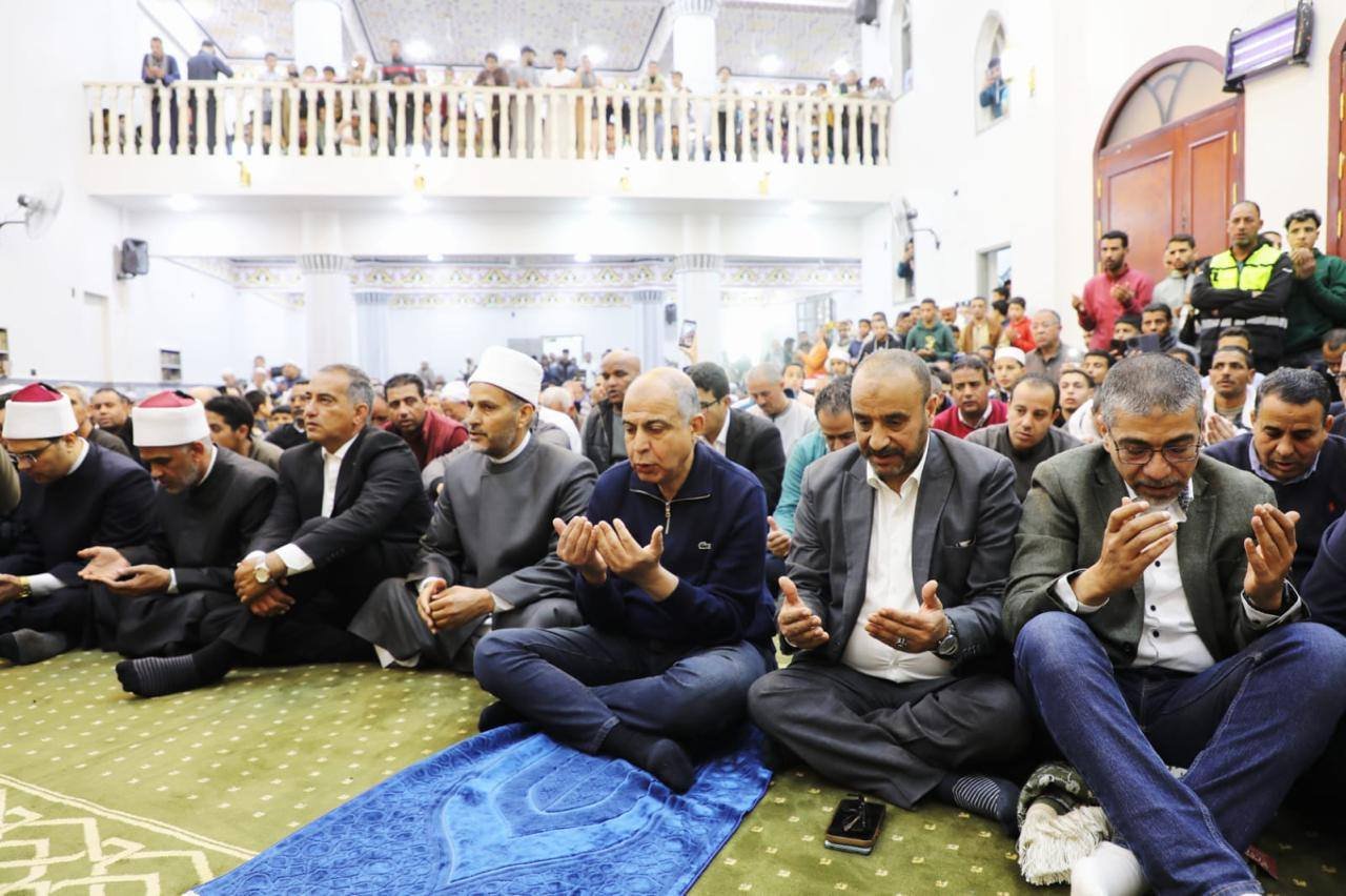 المحافظ يستمع لخطبة الجمعه