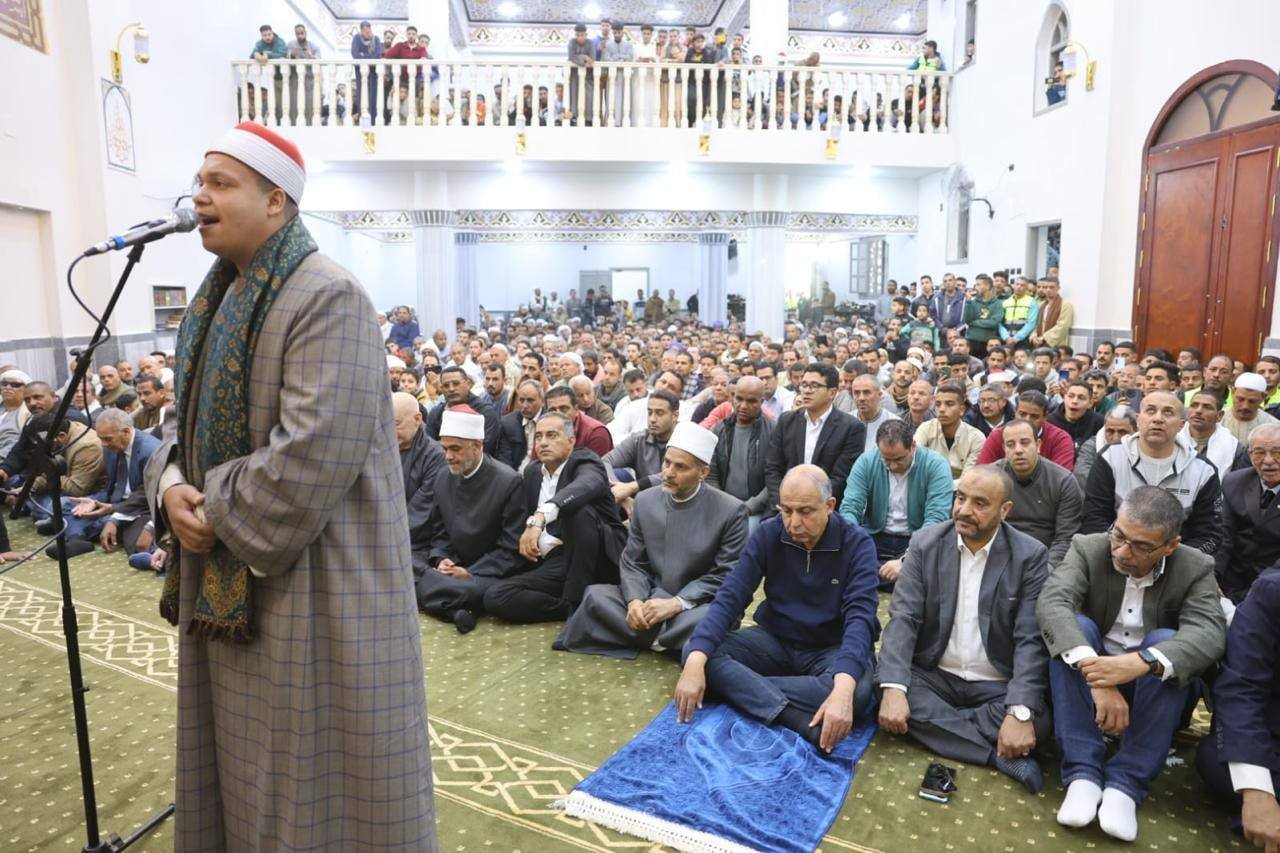 المحافظ يؤدى صبلاة الجمعه بمركز مطاى