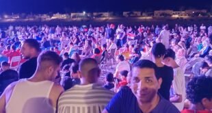 احتشاد آلاف المصيفين بمارينا لمؤازرة منتخب مصر والهتافات الوطنية تهز الشواطئ عقب الهدف الأول