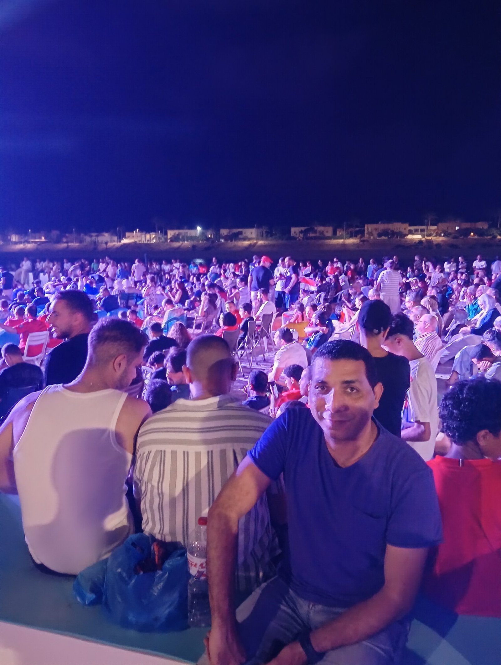 احتشاد آلاف المصيفين بمارينا لمؤازرة منتخب مصر والهتافات الوطنية تهز الشواطئ عقب الهدف الأول