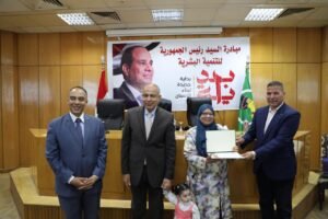 تكريم احد العاملات