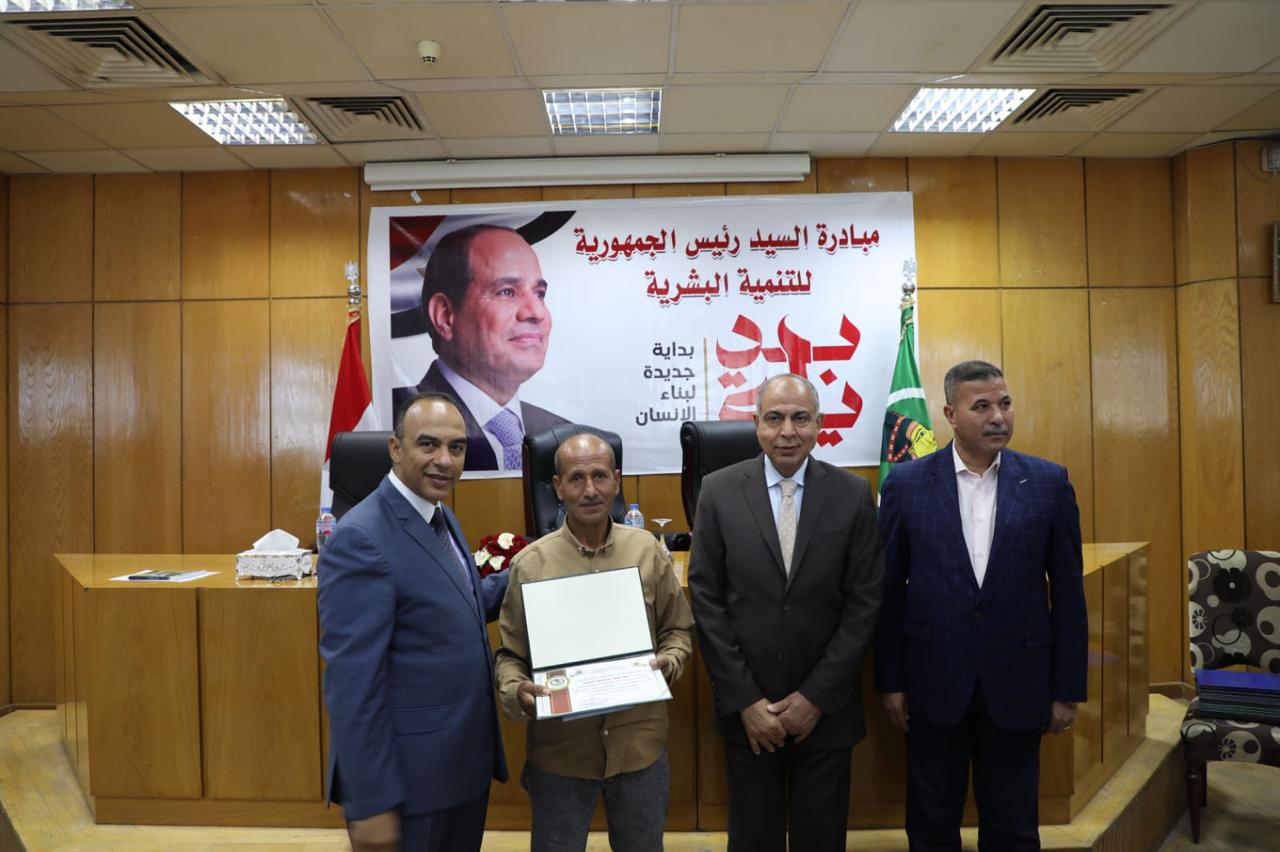 المحافظ يكرم احد المحالين