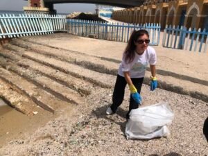 تنظيف الشواطئ بالإسكندرية- موقع اليوم 