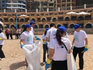 تنظيف الشواطئ بالإسكندرية- موقع اليوم 