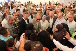 المحافظ وسط اهالي مغاغه