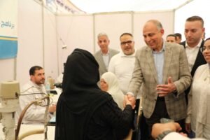 المحافظ يستمع لاحدى السيدات