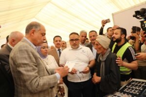 المحافظ يستمع لاحد المسنين