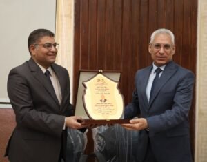 دار العلوم تهدى درع لرئيس الجامعة